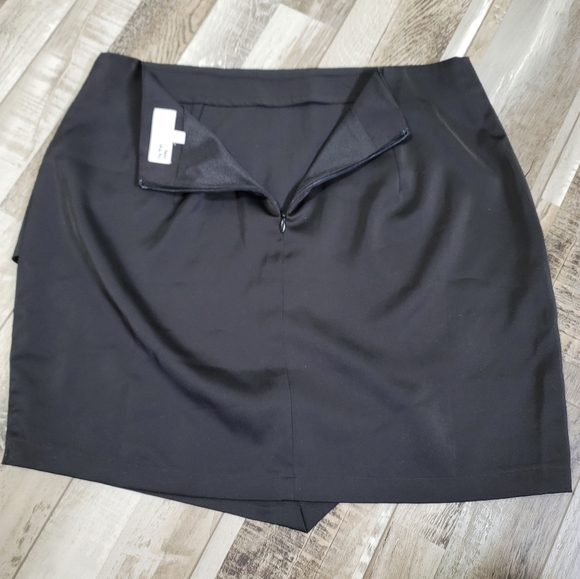 By The Way. Black Satin Mini Skirt Size Medium - Picture 4 of 6